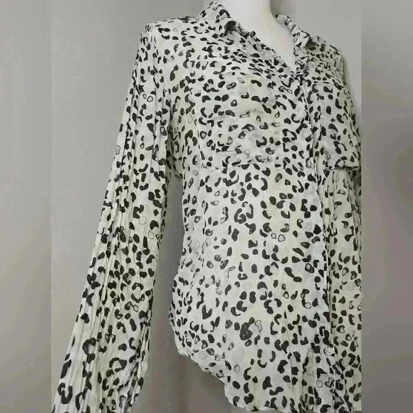 Bella Dahl Animal Print Super Soft Button-Up Shirt - Picture 5 of 9